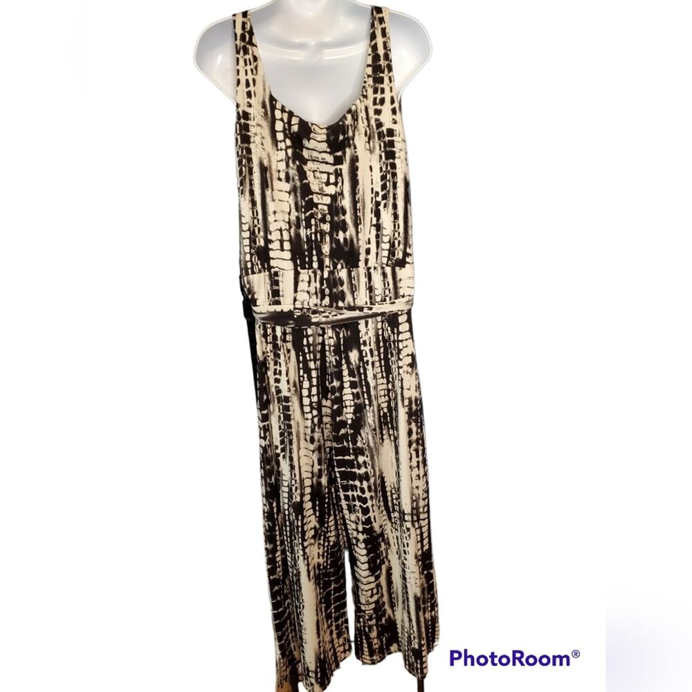 Elegant Monochrome Jumpsuit - Picture 3 of 12
